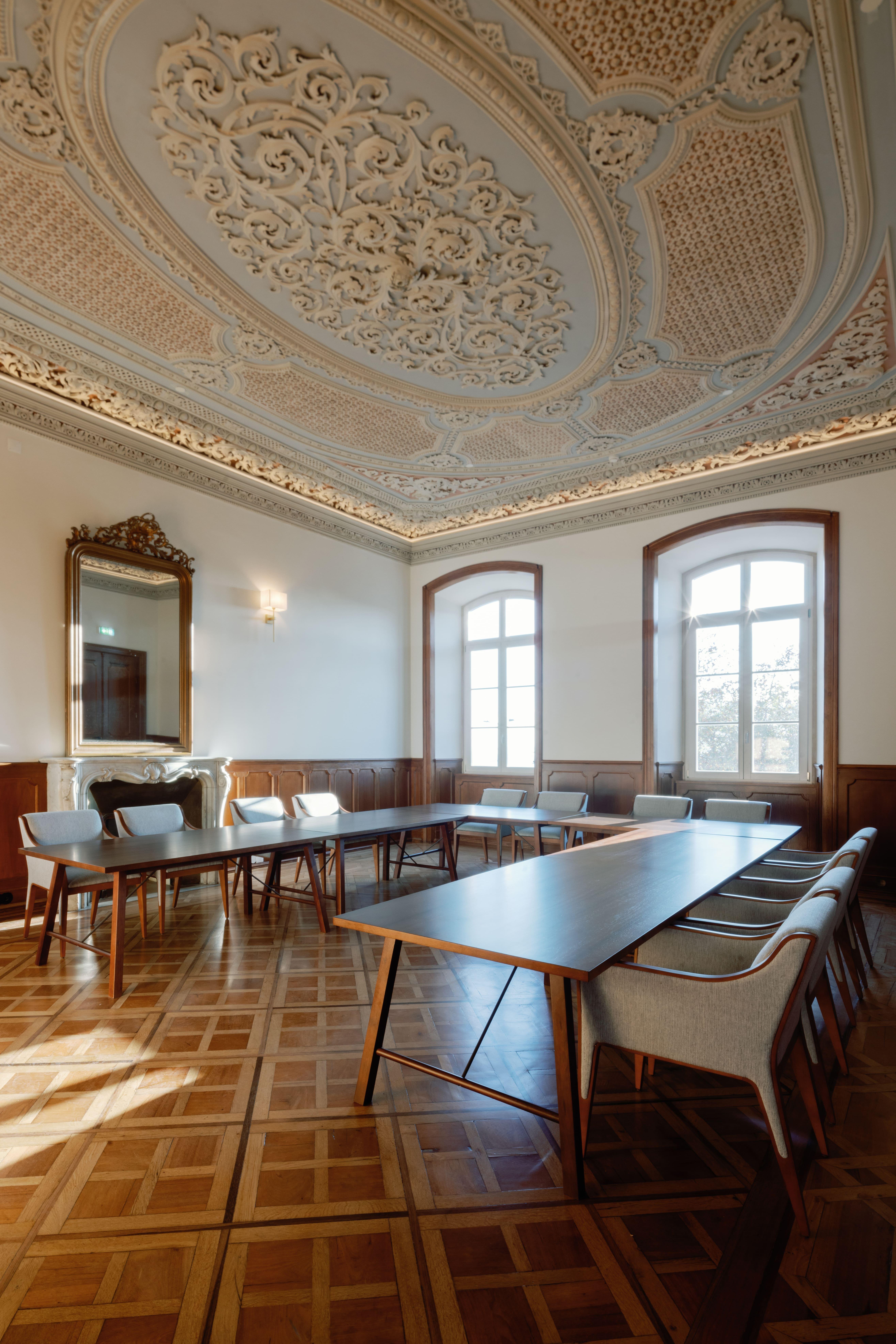 The Editory Riverside Hotel, An Historic Hotel Lisbon Luaran gambar The interior of the library
