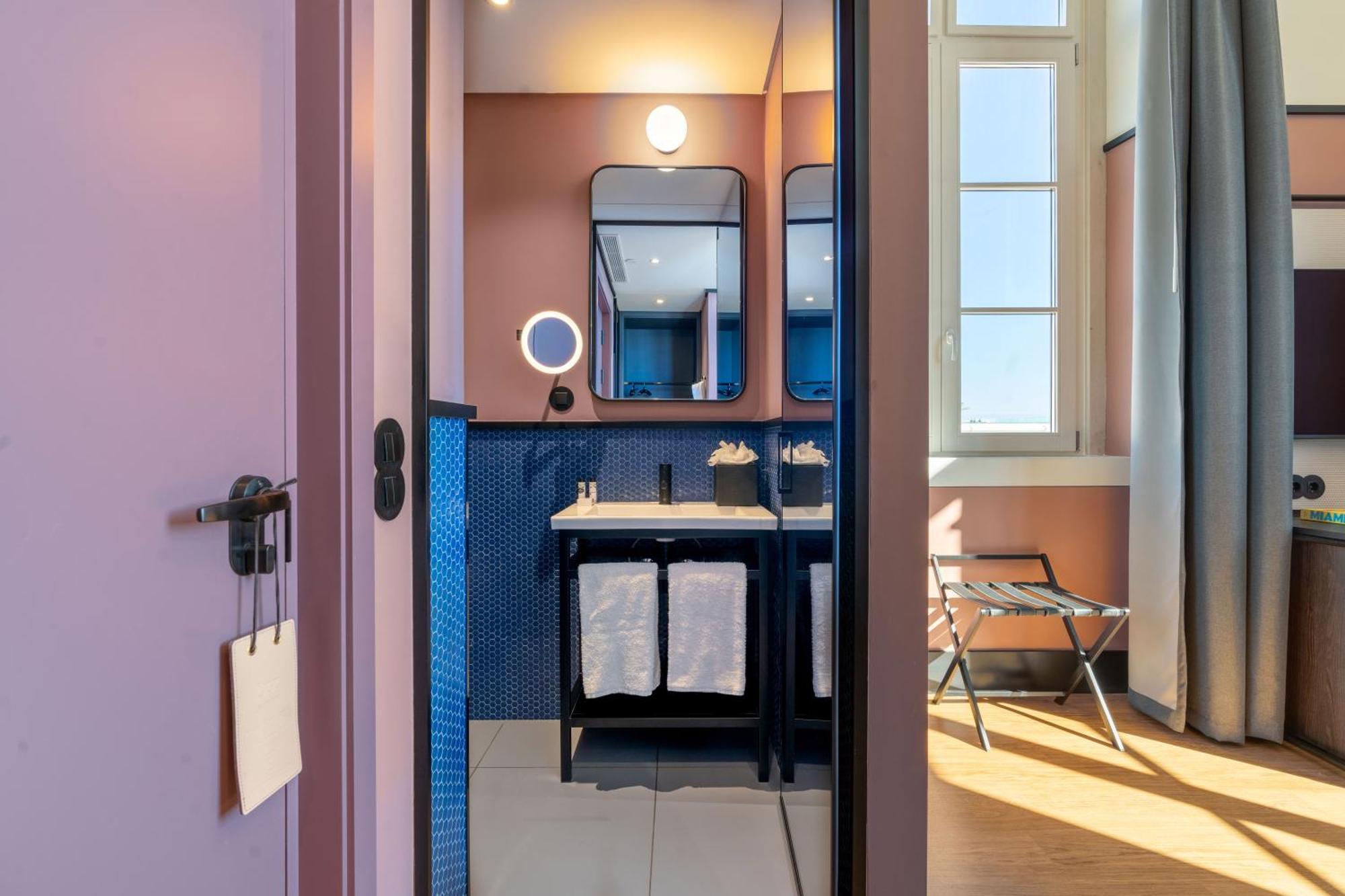 The Editory Riverside Hotel, An Historic Hotel Lisbon Luaran gambar Bathroom of a room at the Hotel Grand Central