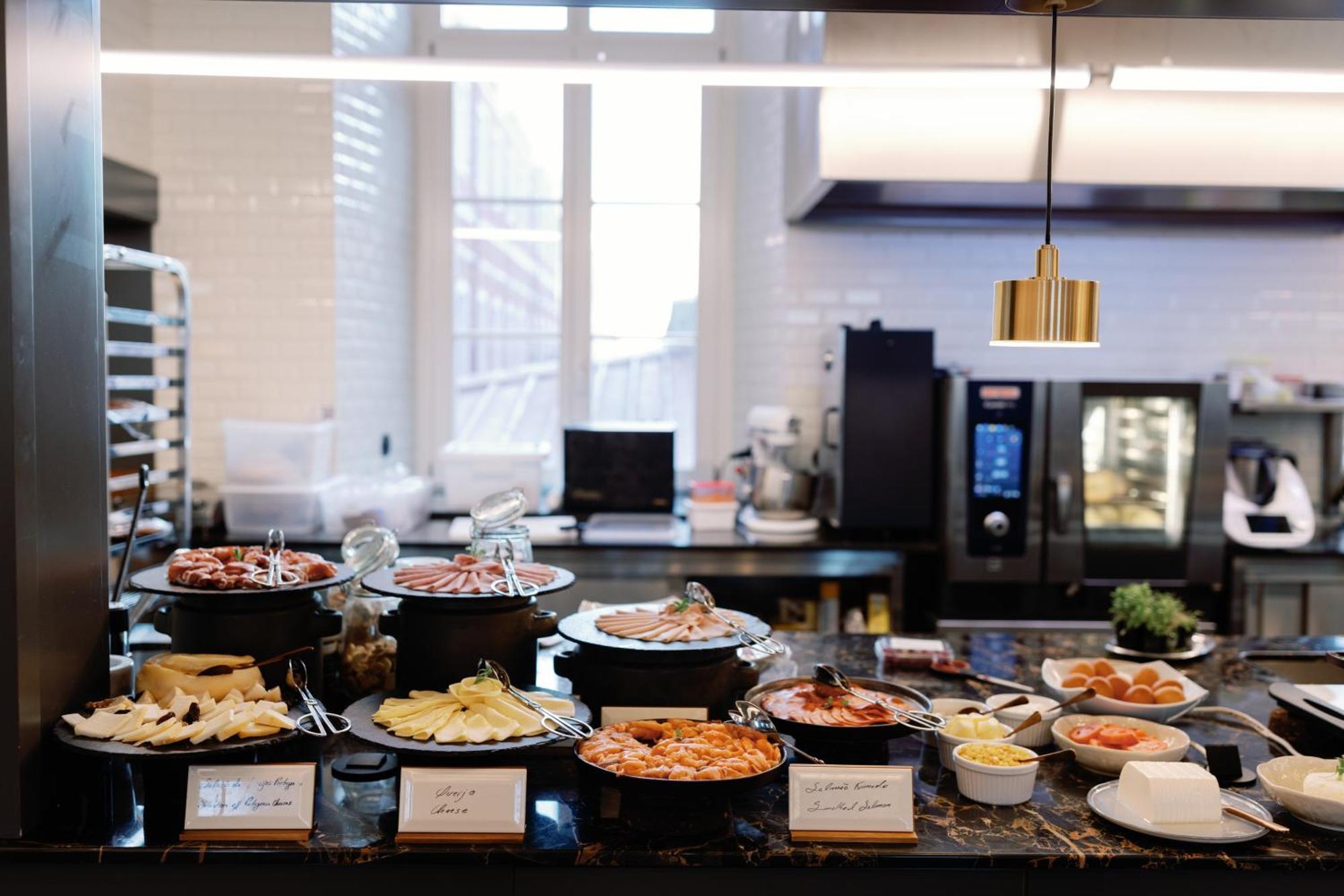 The Editory Riverside Hotel, An Historic Hotel Lisbon Luaran gambar A buffet at a hotel