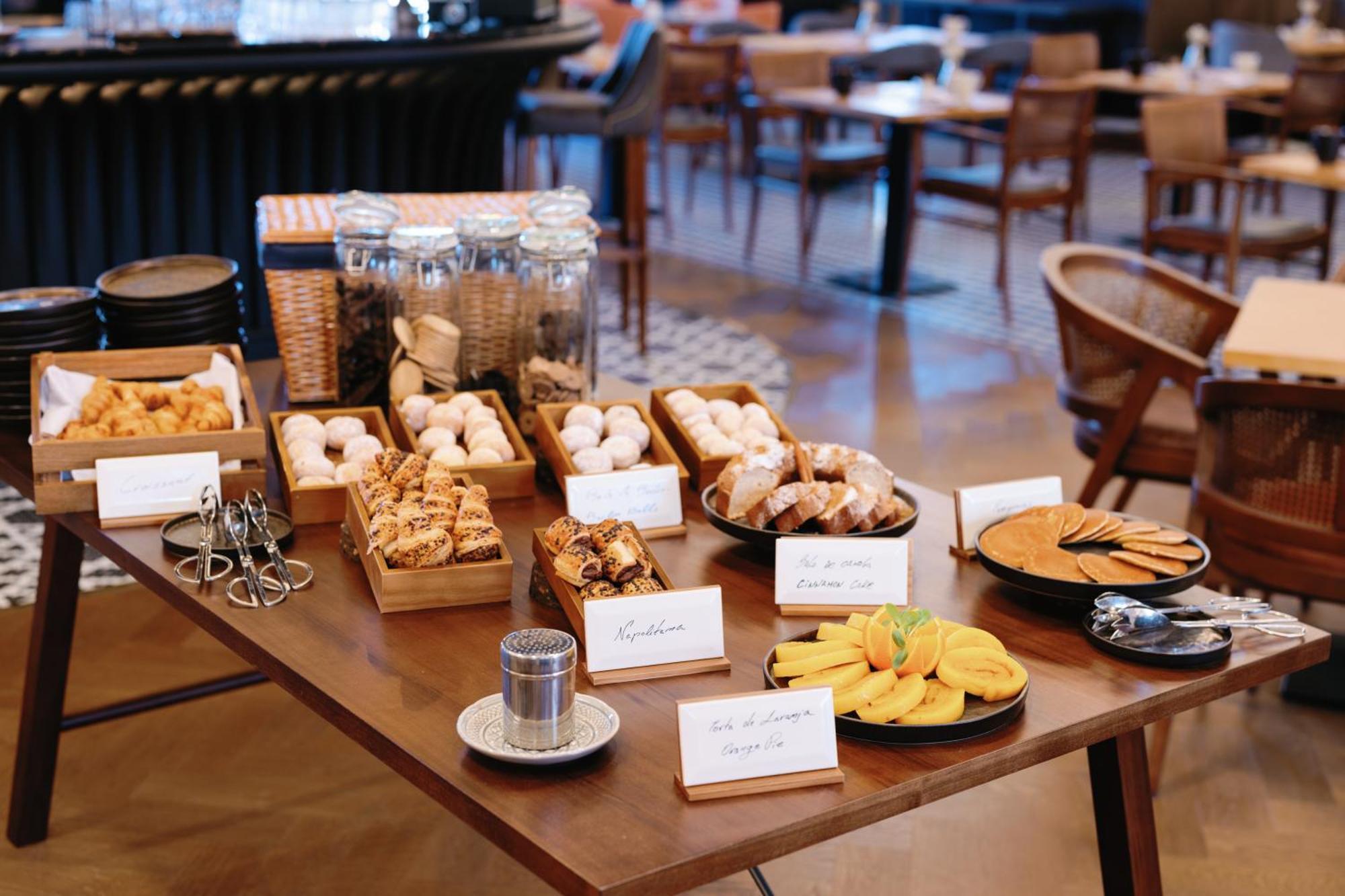 The Editory Riverside Hotel, An Historic Hotel Lisbon Luaran gambar A selection of pastries at a buffet